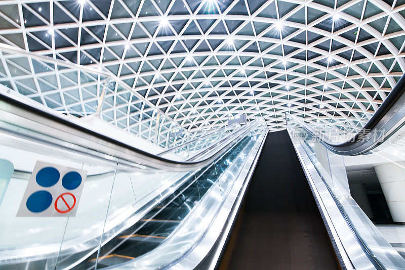 广角视野，透视电梯内的当代蓝色玻璃商务中心，成功事业提升的理念