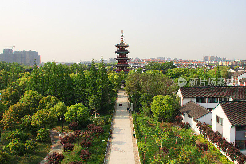 花园和地标寺庙。2009年4月17日中国苏州旅游。