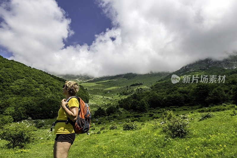 年长妇女徒步旅行朱利安阿尔卑斯山在春天，Primorska，斯洛文尼亚，欧洲