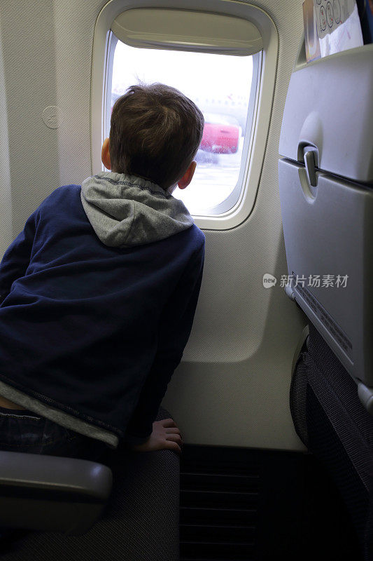 孩子在飞机