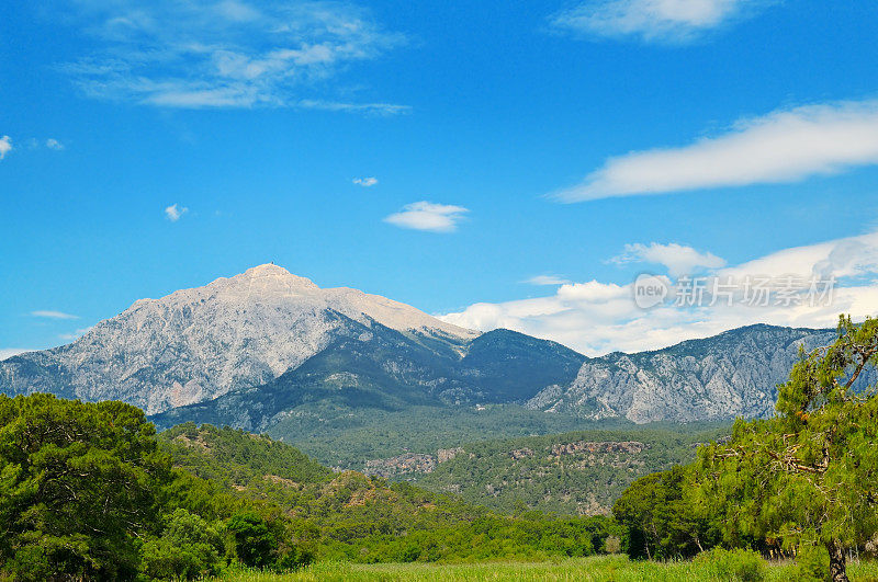 蓝色的天空映衬着土耳其的奥林匹斯山顶