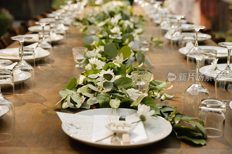 婚礼餐桌设置在一张长木桌上