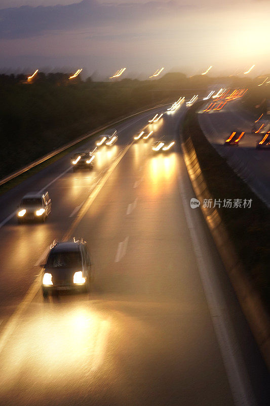 德国高速公路夜间的交通状况