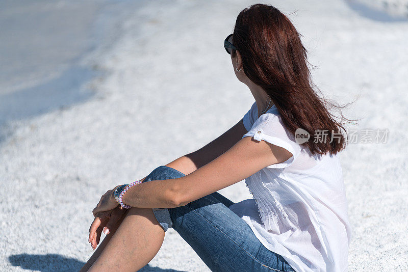 美丽的年轻女子享受着海滩