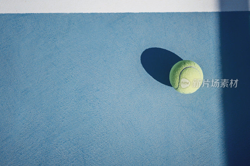 网球在角落