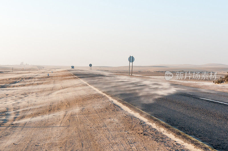 沙子在纳米布沙漠的长滩附近吹过