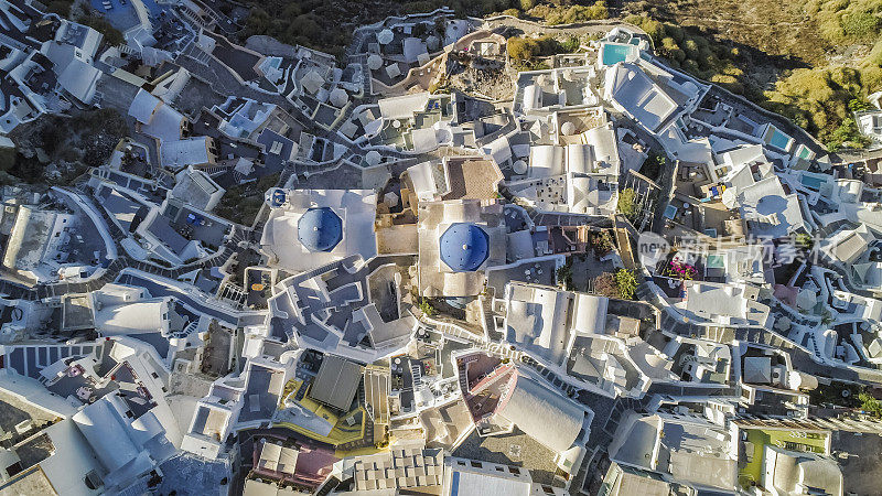 从空中俯瞰希腊伊亚的白色房屋和蓝色圆顶教堂