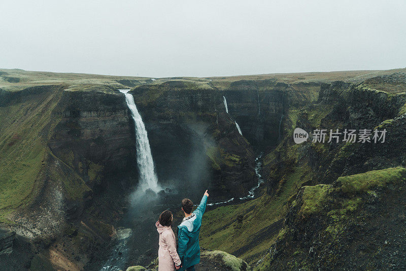 一对夫妇在山上看海夫斯瀑布