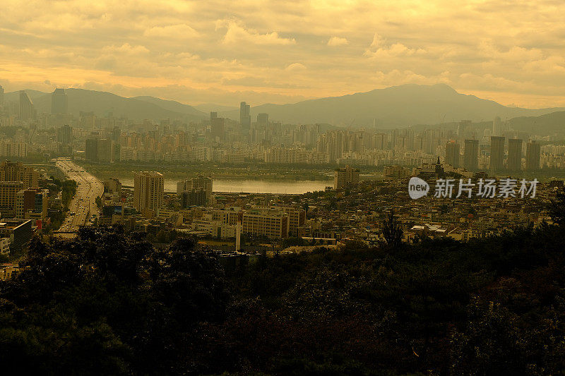 日出时的首尔市景