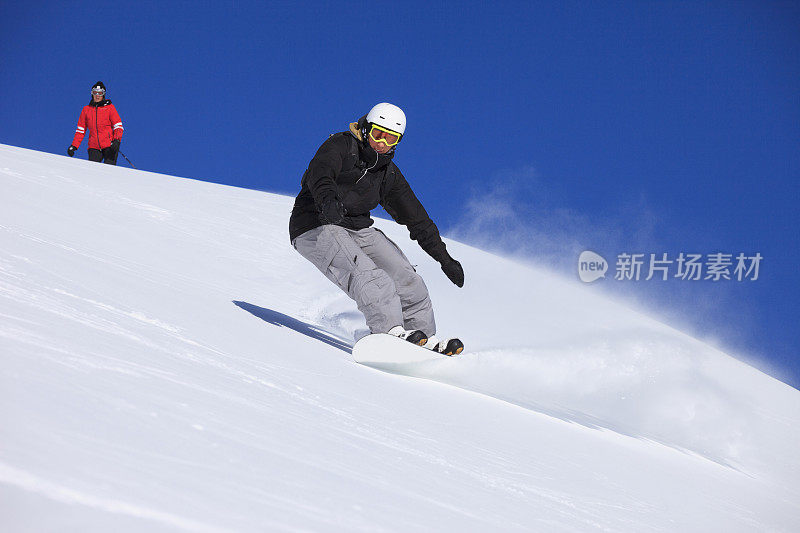 年轻男子滑雪板和女子滑雪者滑雪在阳光明媚的滑雪胜地Dolomites在意大利业余冬季运动