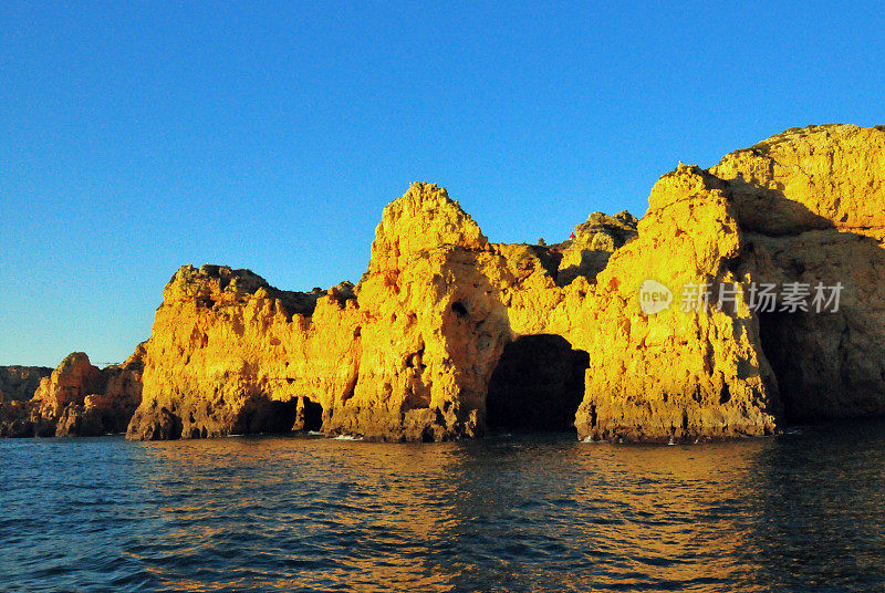 海岸悬崖上的洞穴-蓬塔达皮达德，拉各斯，阿尔加维，葡萄牙