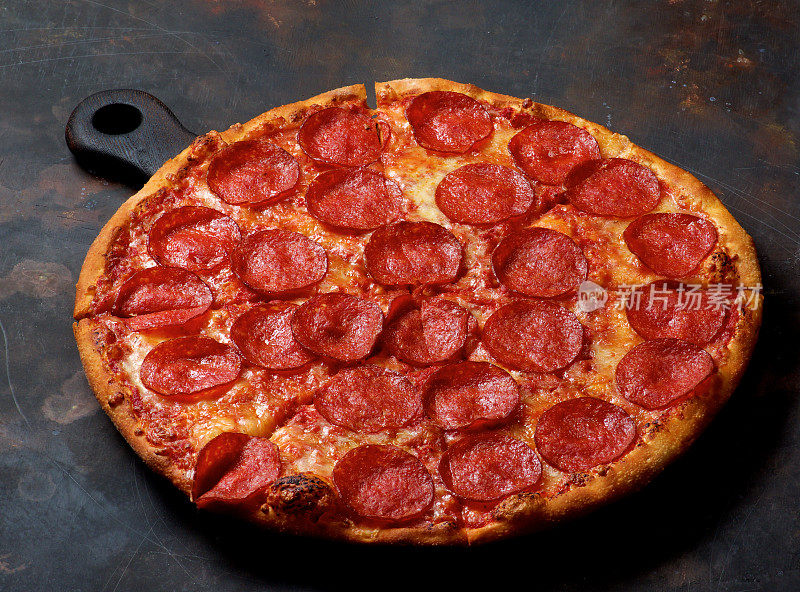 新鲜出炉的意大利辣香肠披萨