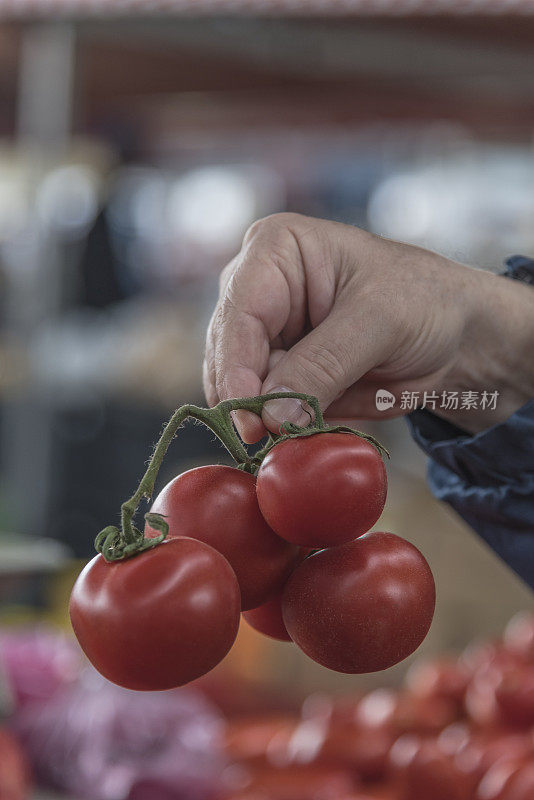 在农贸市场的摊位上出售的番茄