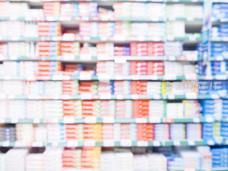 抽象模糊的超市货架与彩色货架