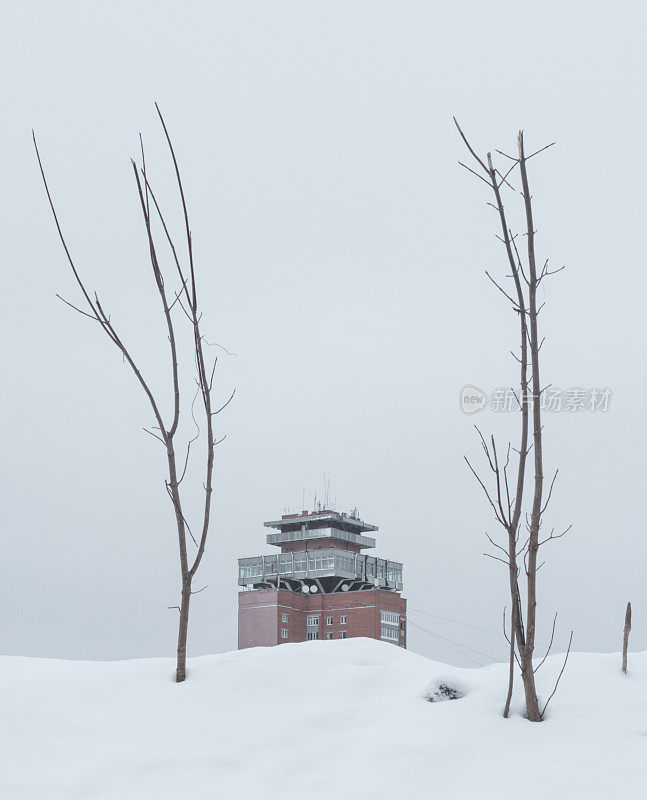 雪山后面的公寓顶层