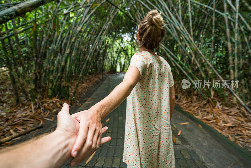 跟着我的概念，年轻的女人带着男朋友去竹林