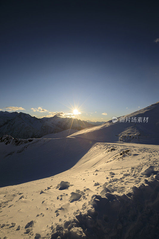 山顶有高山日落景观。意大利阿尔卑斯山滑雪场。航道Tonale。意大利、欧洲。