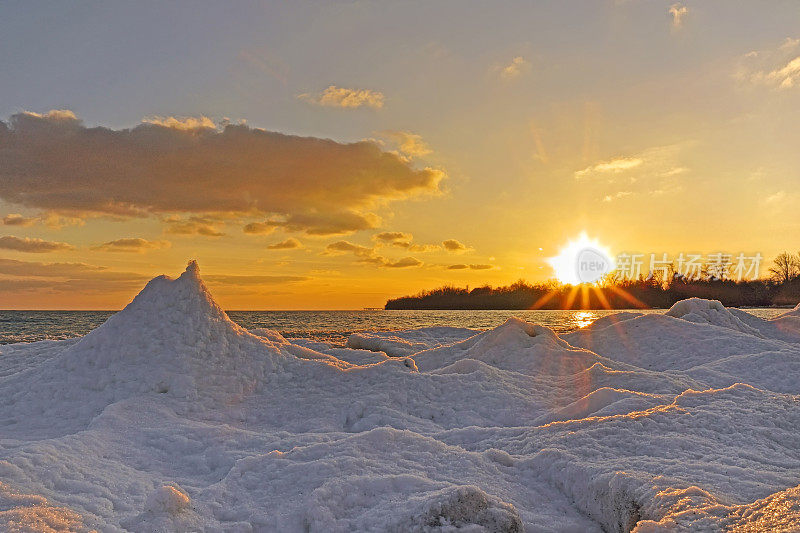 日落时的海滩冰火山