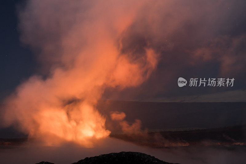 在夏威夷的哈勒马乌玛乌火山口，橙色的熔岩在夜晚发光