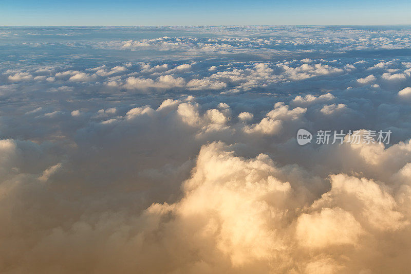 飞机上的云旅行照片