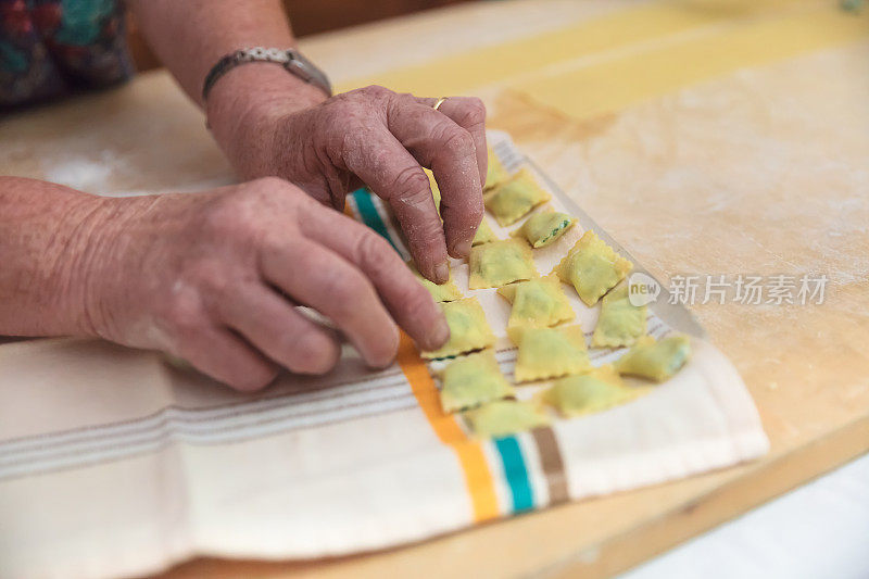 准备意大利饺子和饺子