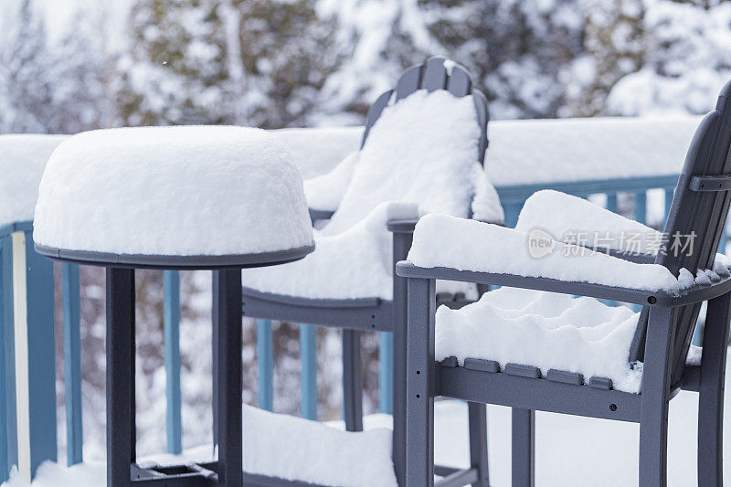 院子里到处都是雪。