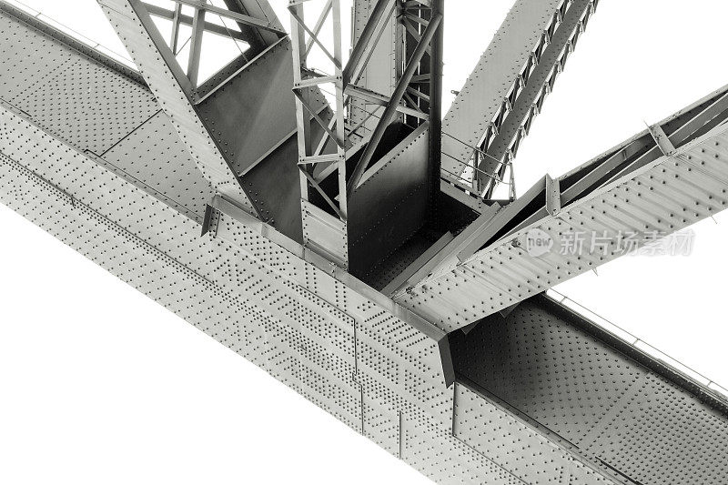 桥下大梁的低角度视图，复制空间