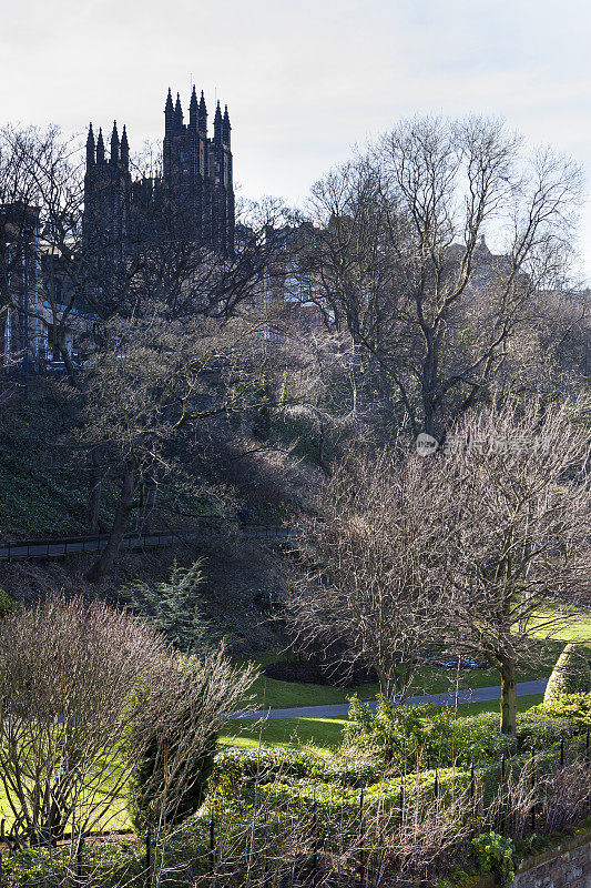 爱丁堡王子街花园，以新学院为背景