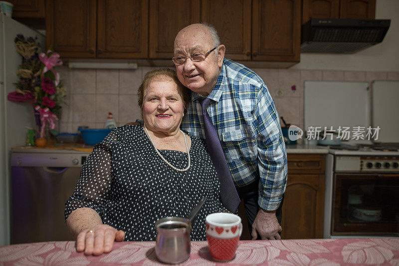六十年在一起。客厅里一对快乐的老年夫妇