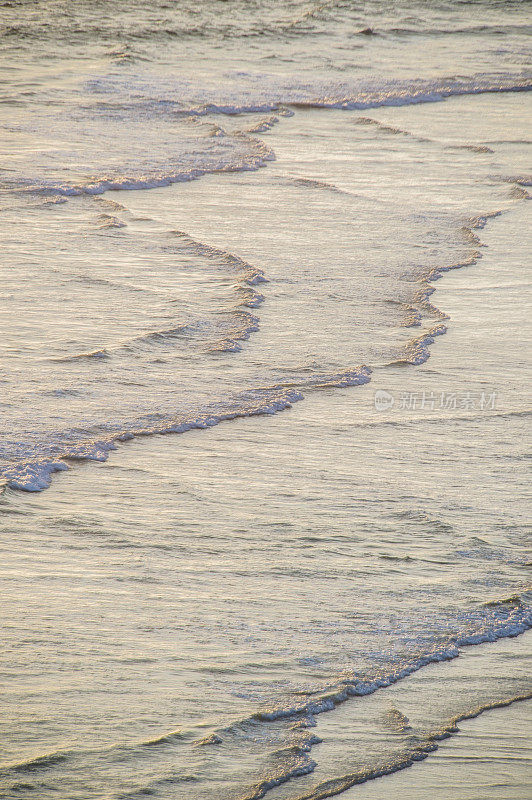 温暖的夏季海浪模式从高处日落