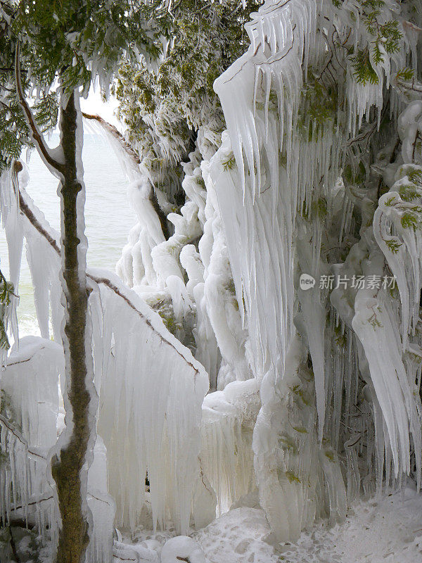 暴风雪过后，湖面上的风景、树木和树枝都被冰雪覆盖。