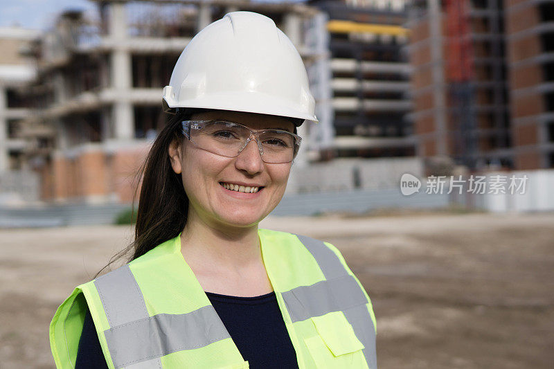 一个女工程师在建筑工地的特写