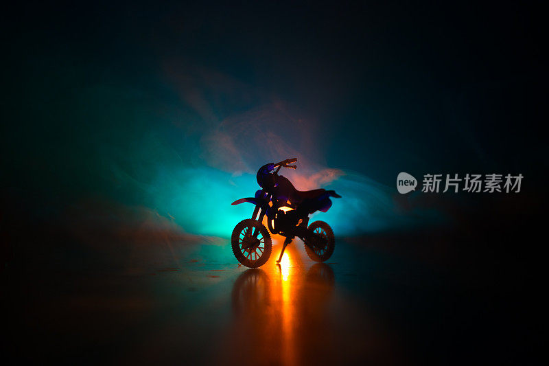 大功率摩托车斩波器。雾与背光的背景与男人骑在晚上。空的空间
