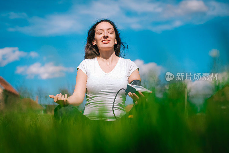 一个正在测量血压的女人