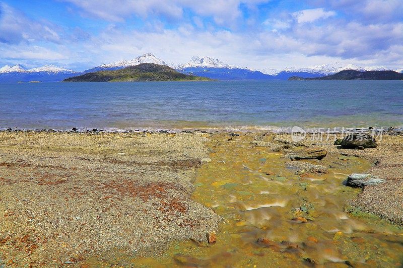 模糊的海湾水-长期暴露乌斯怀亚景观-火地岛，阿根廷