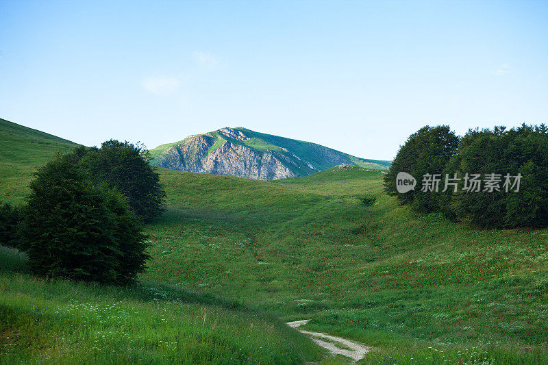 高山中的乡间小路