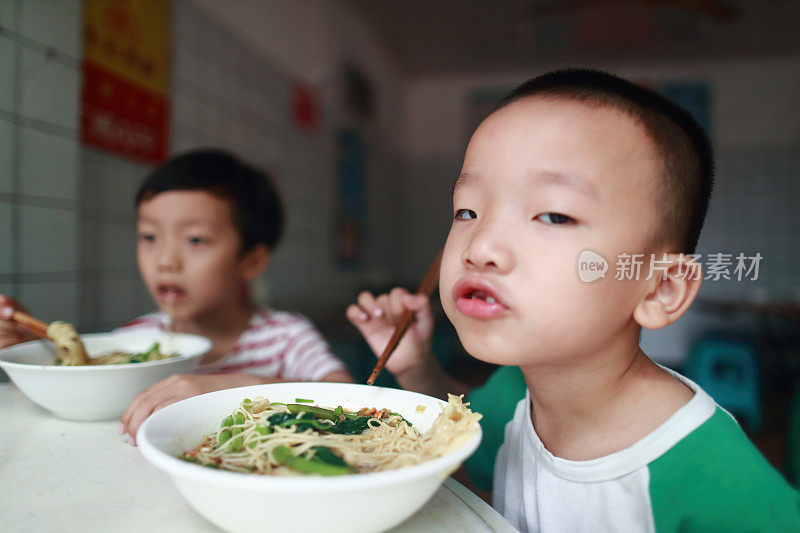 可爱的孩子享受午餐