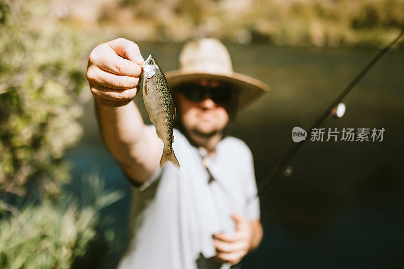 德舒特河漂流中垂钓的人