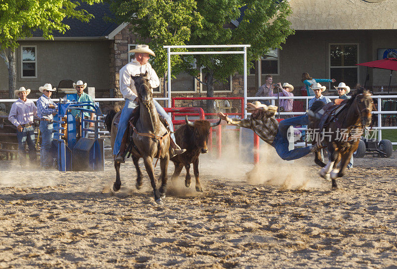 在美国犹他州盐湖城SLC西班牙叉围场竞技场的野牛骑比赛