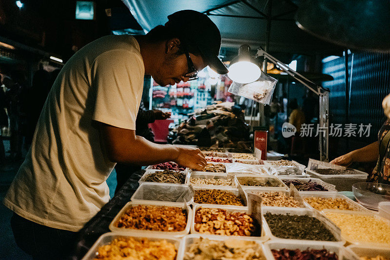 男人们在夜市购物，马六甲马来西亚