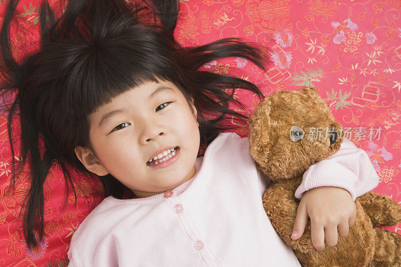 中国女孩躺在床上