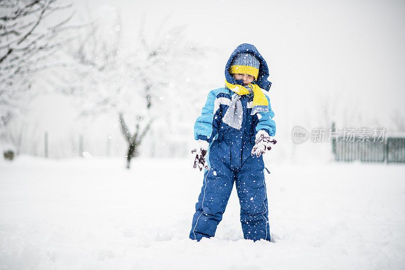 大雪过后，小男孩在享受雪