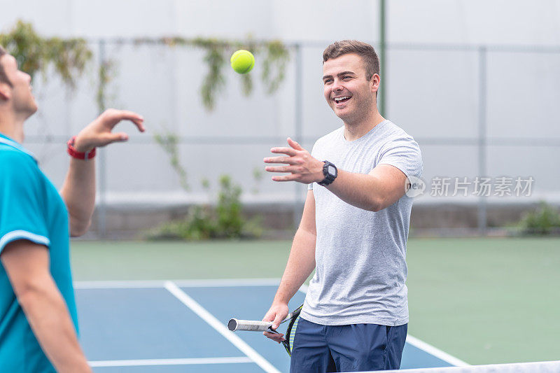 男子网球运动员在比赛后互相祝贺