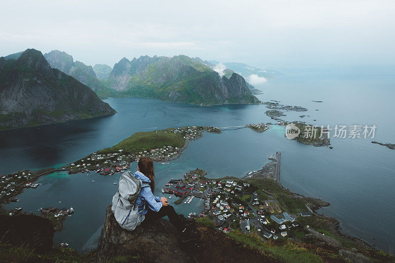 一个背着背包的女人从山顶欣赏罗浮敦群岛美丽的北部风景