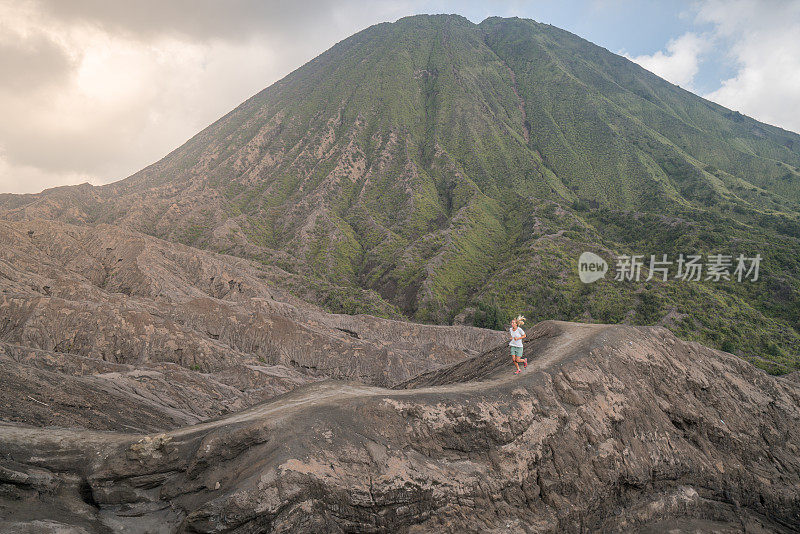 女人在火山景观上跑步