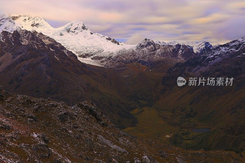 白雪皑皑的秘鲁安第斯山脉的布兰卡山脉，在戏剧性的黎明——秘鲁的安卡什