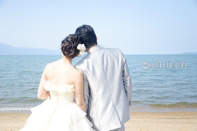 新婚夫妇在海滩上