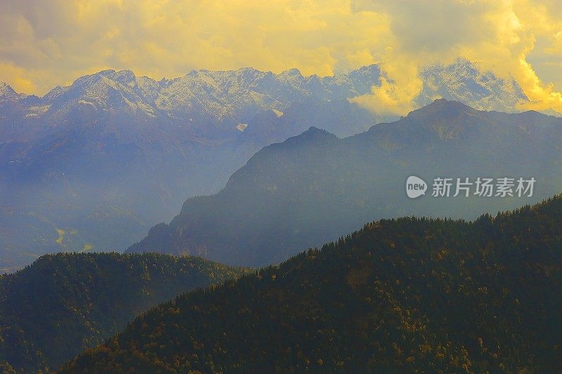 与奥地利接壤的德国奥伯拉梅尔高，巴伐利亚阿尔卑斯的Zugspitze