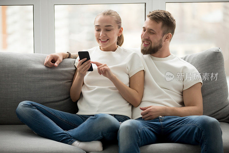 幸福的情侣用智能手机在线购物