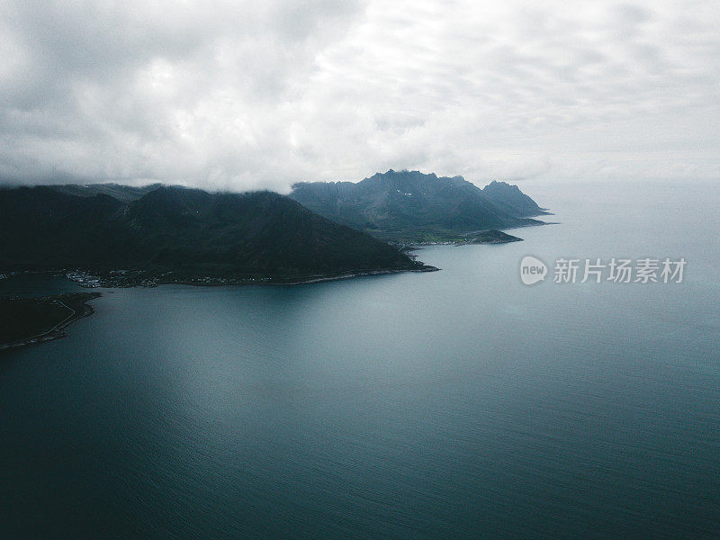 鸟瞰图的高山峰的塞格拉山和海在挪威北部的雾